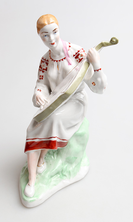 Статуэтка "Девушка играющая на домре" Фарфор, роспись Украина, вторая половина ХХ века На основании красное клеймо "К" инфо 3622k.