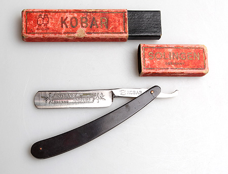 Бритва "Kobar" Металл, пластмасса Германия, первая половина ХХ века на лезвии бритвы Футляр потерт инфо 218g.