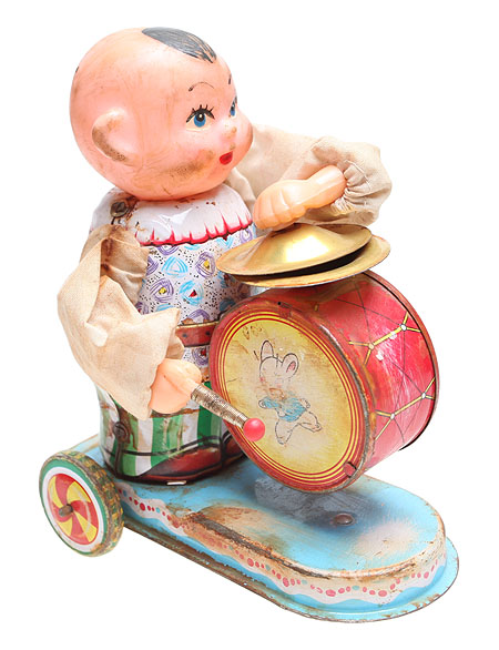 Игрушка "Мальчик с барабаном" Металл, ткань, резина СССР, третья четверть XX века Заводной механизм в рабочем состоянии инфо 6181g.