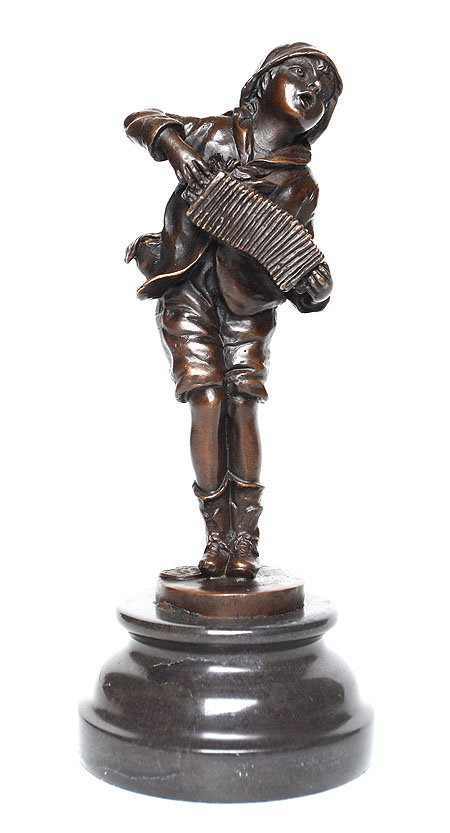 Статуэтка "Мальчик с гармошкой" Бронза, мрамор Западная Европа, вторая половина ХХ века является репликой работы скульптора Д Чипаруса инфо 6514g.