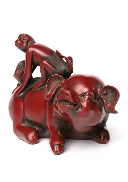 Статуэтка "Свинья и обезьяна" (красный лак) - Китай, XIX век выцветает и становится только твёрже инфо 6624g.